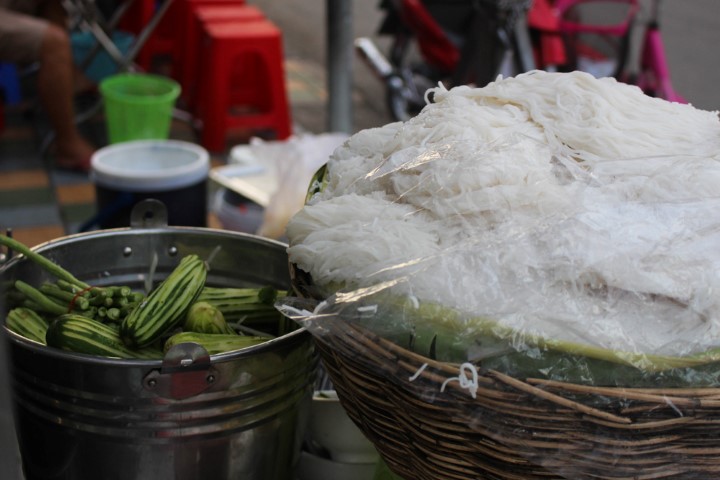 នំបញ្ចុកមួយចាន ឆ្អែត