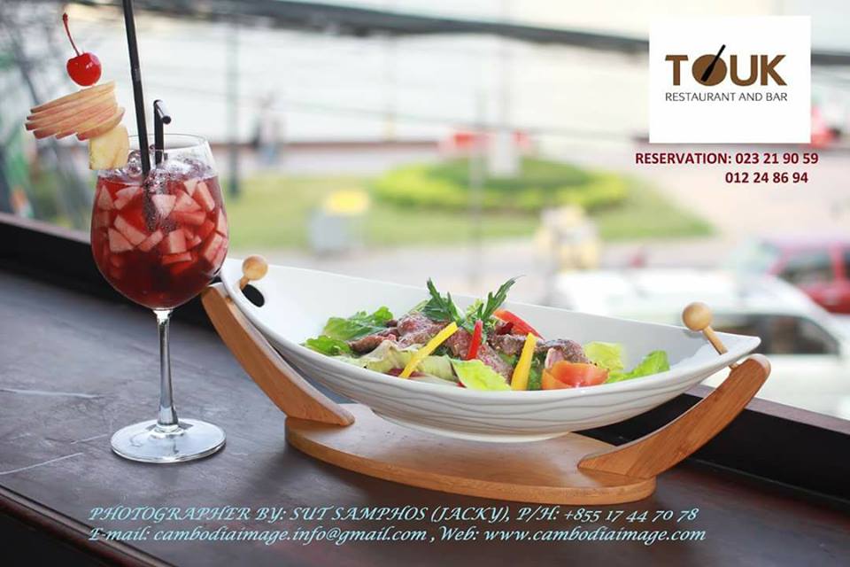 បើអ្នកទាំងអស់គ្នាចង់មើលទេសភាពនៅឯមាត់ទន្លេ អាចសាកទៅ Touk Restaurant & Bar បានណា