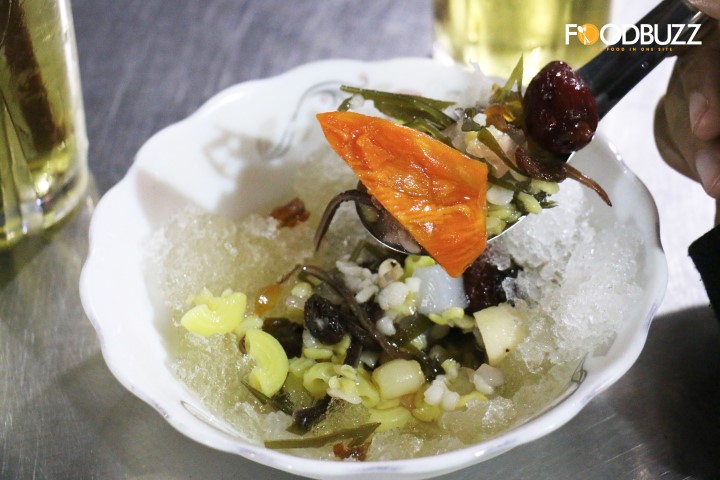 This famous Assorted Bean Dessert in Syrup stall has been opening for 20 years.