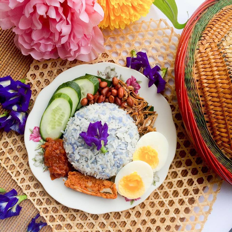 នៅទីនេះ Nasi Lemak ក៏មានលក់ដែរ
