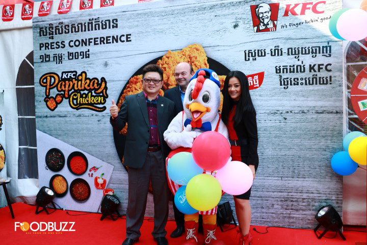 រូបភាពពីសន្និសីទកាសែតនៃការបើកសម្ពោធសាច់មាន់ប៉ាព្រីការបស់ KFC