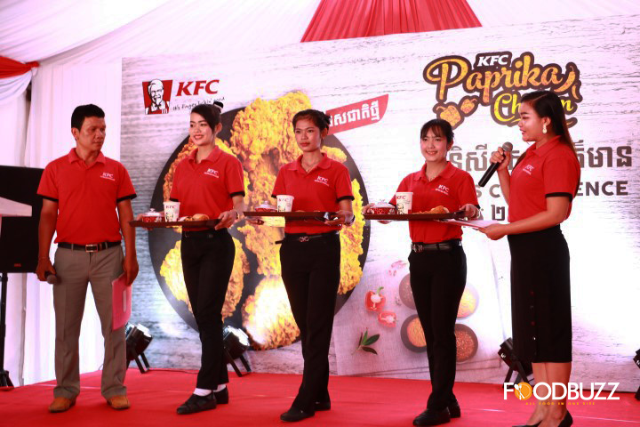 រូបភាពពីសន្និសីទកាសែតនៃការបើកសម្ពោធសាច់មាន់ប៉ាព្រីការបស់ KFC