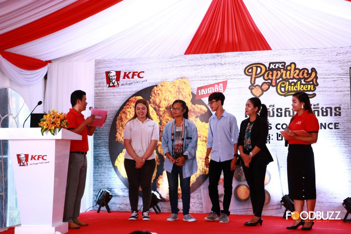 រូបភាពពីសន្និសីទកាសែតនៃការបើកសម្ពោធសាច់មាន់ប៉ាព្រីការបស់ KFC