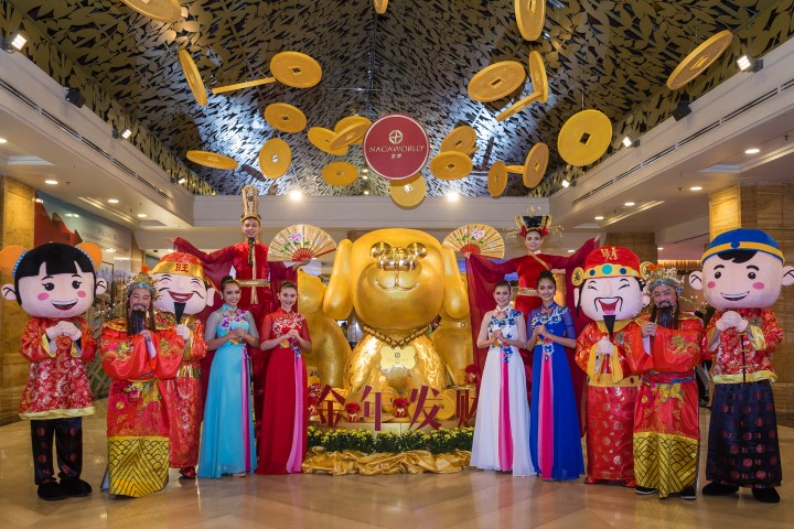 រូបសំណាកសុនខនាំសំណាង និងក្រុមសិល្បៈរបស់ណាហ្គាវើលដ៍ កំពុងរង់ចាំស្វាគមន៍ភ្ញៀវ