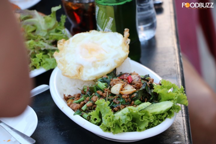 ដាក់បាយឆាម្រះព្រៅម្នាក់មួយចានអត់?