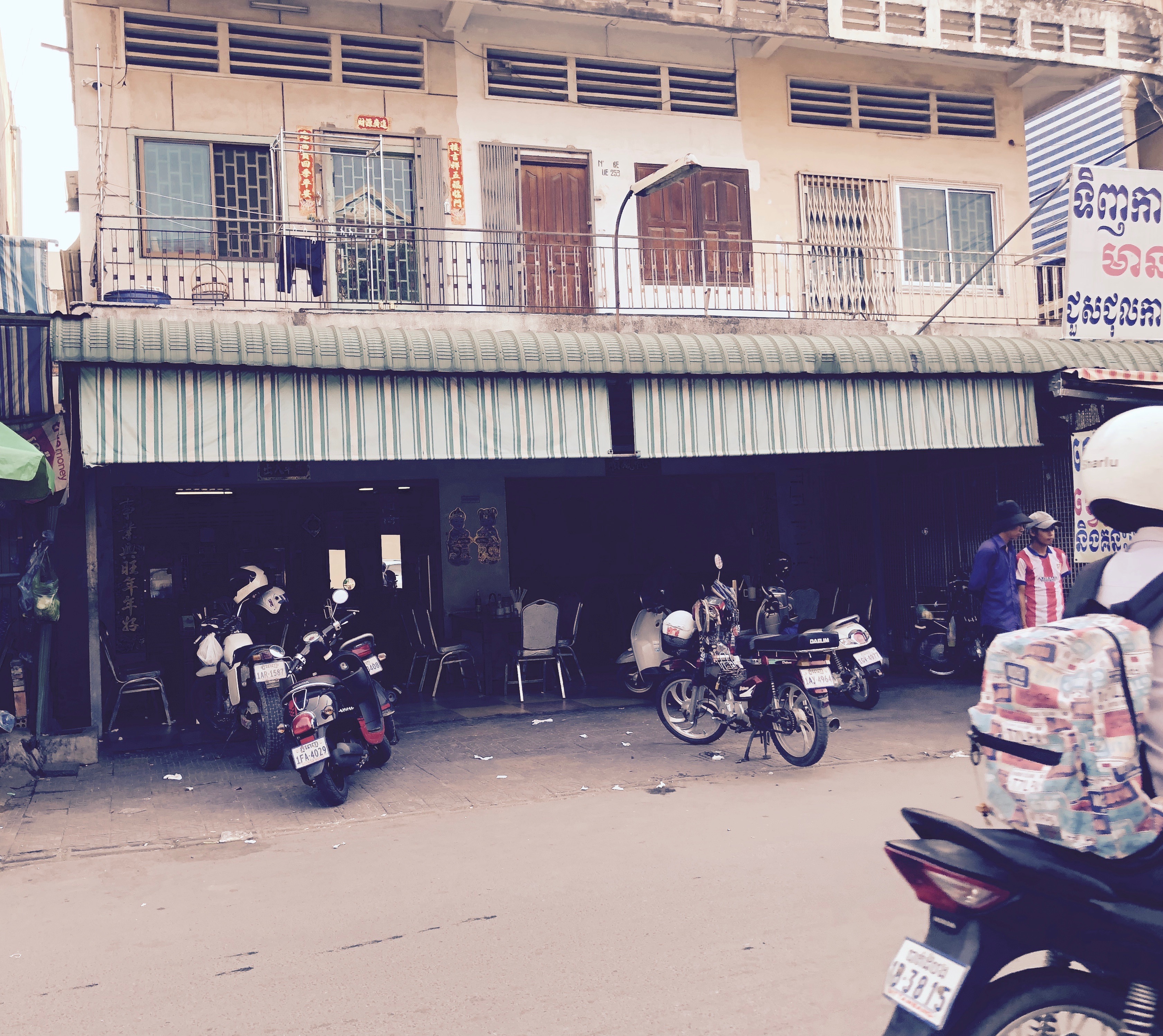 Delicious Chinese noodle-soup behind Santhormok High School