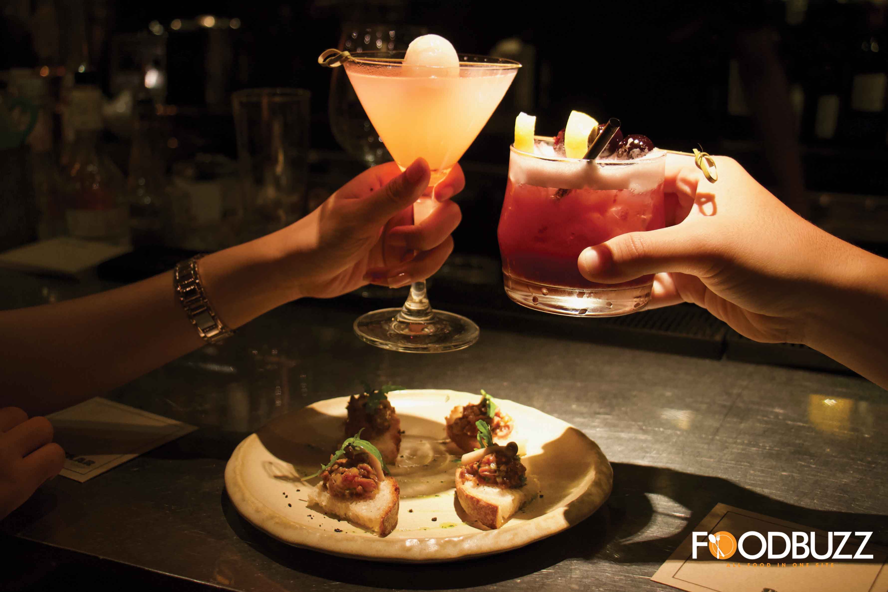 A beautiful night out can't miss out a nice food-drink and a perfect atmosphere.