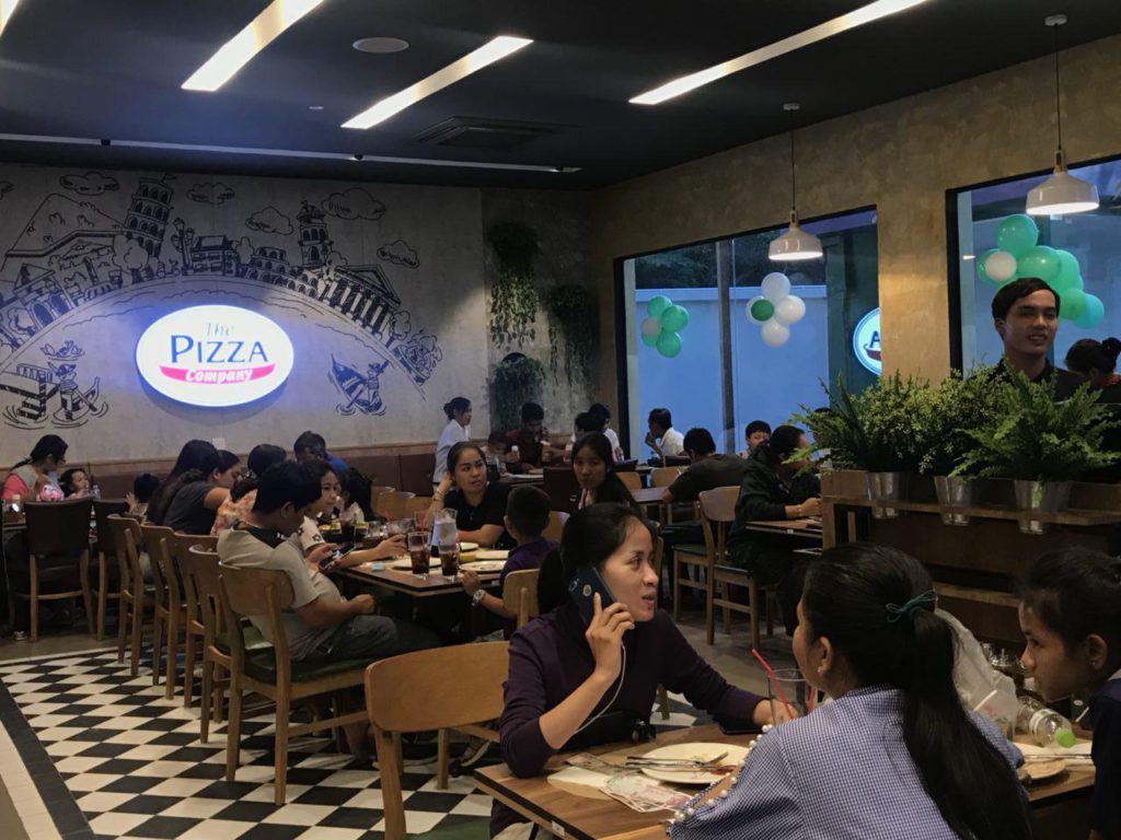 អង្គុយញ៉ាំភីស្សាជាមួយការតុបតែងបែបអ៊ីតាលីរបស់ The Pizza Company